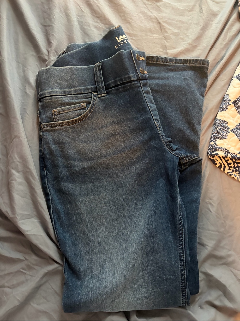 Lee women’s pull on Slim Straight Jeans in Dark Blue Denim